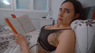 Мачеха играет с членом пасынка, трахается и получает сперму в киску во время секса в постели